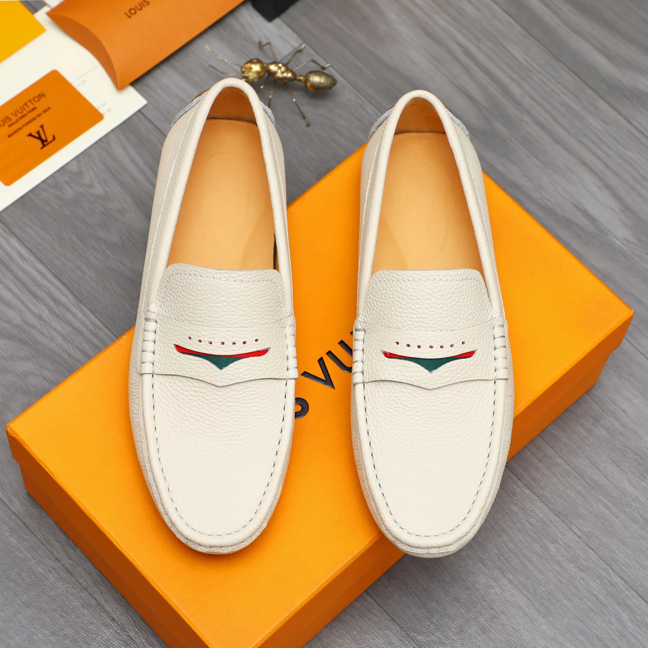 Men's shoes 💰360 Product trademark: LV "Louis Vuitton" casual slip-on men's shoes Regular size: 38-45 Product material: Selected pebbled cowhide upper, pigskin lining, rubber outsole